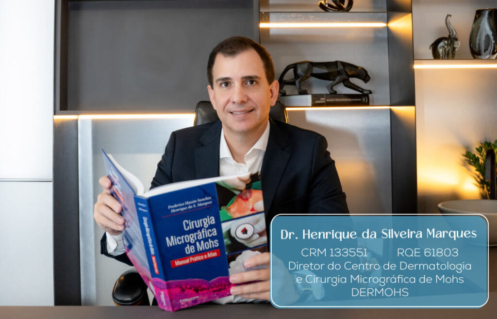 Dr. Henrique da Silveira Marques com o livro Cirurgia Micrográfica de Mohs